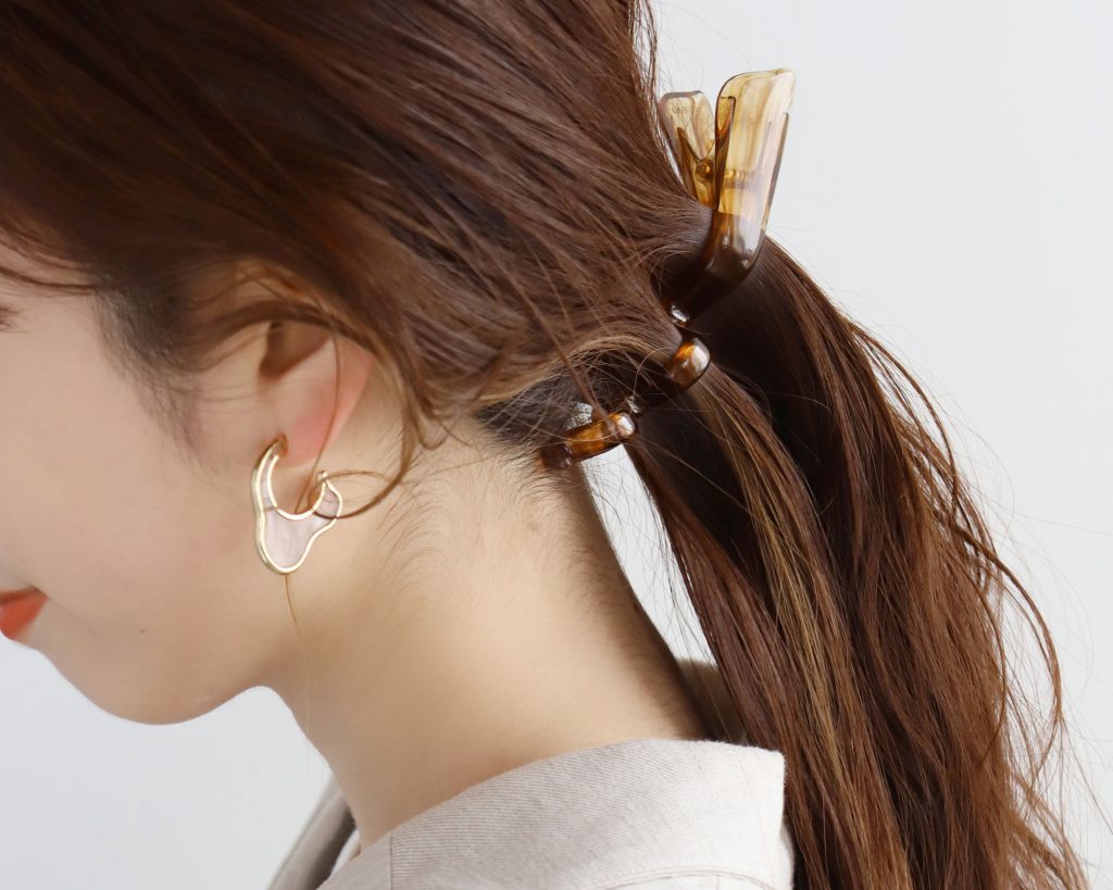 しっかりと髪を挟み崩れにくいドイツ生まれのヘアアクセサリー「C-Wave