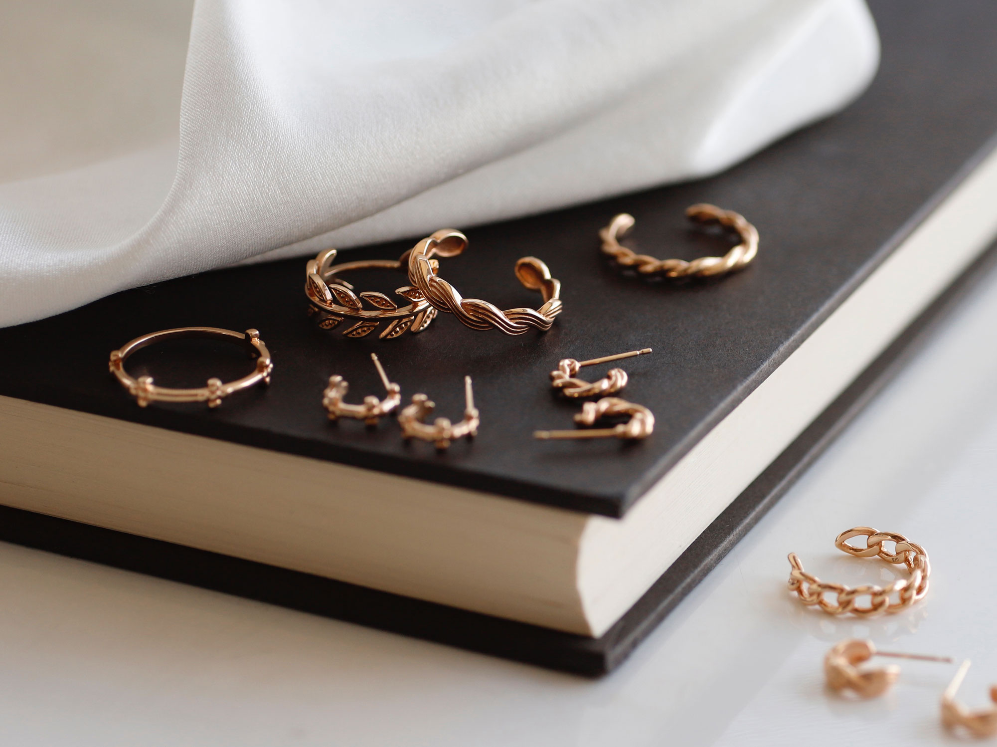 新作】秋ジュエリーは艶やかなゴールドで気品を纏う”essence